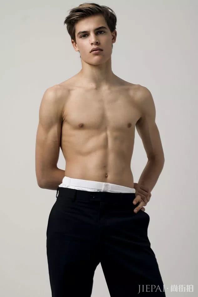 新超模二代来袭，靠关系登国际男士版Vogue封面