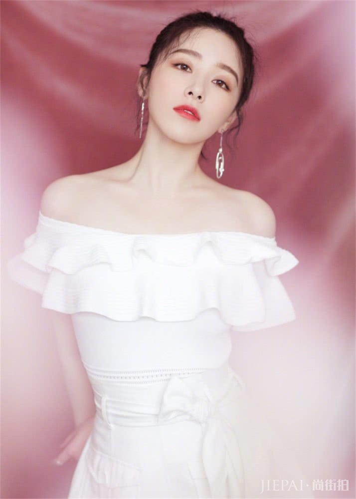 阚清子身披西装化身霸道总裁