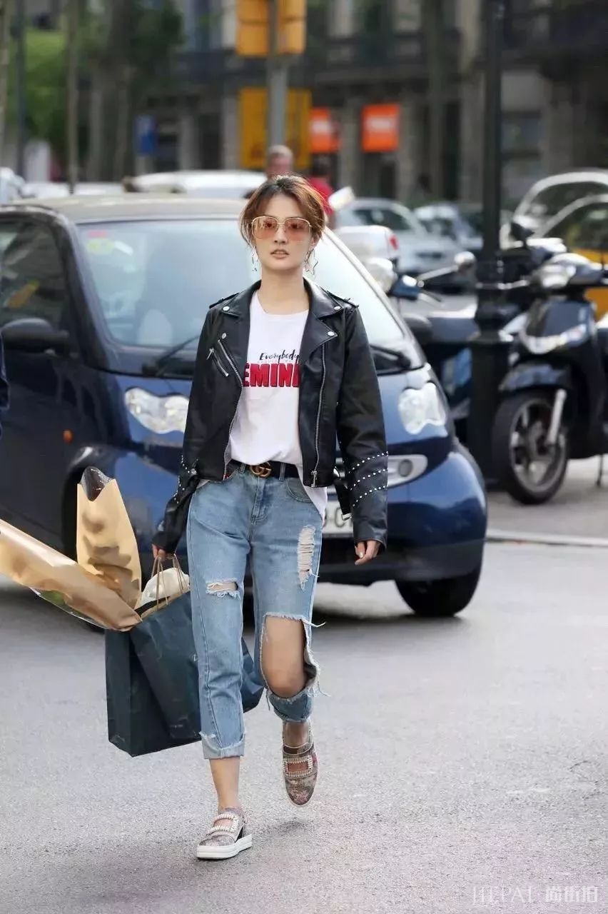 2019年春天外套里面穿这四件上衣就够了！