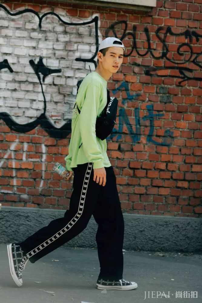 当年懒得穿的校服 摇身一变居然成了最潮时尚单品