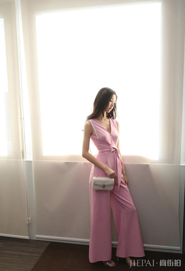 陈都灵一件浅蓝色的连衣裙搭黑色吊带衫,时尚又可爱