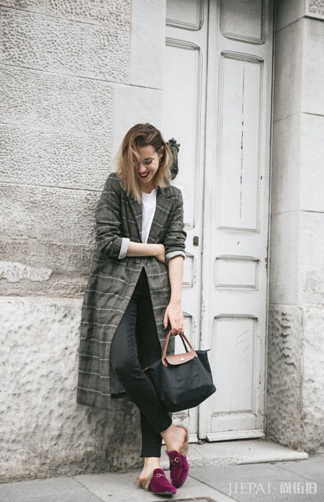 显瘦又有型的黑色小脚裤，让你身材变修长