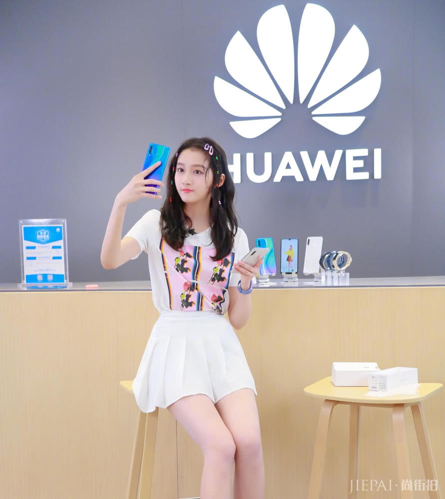 关晓彤尝试“泫雅风”，扎彩色皮筋青春靓丽好养眼