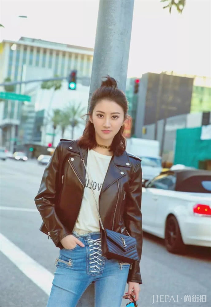 T恤只能夏季穿？其实初春也能拿来当内搭，让你美出新高度