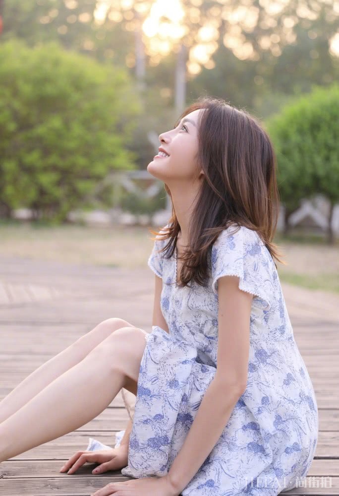 秦岚穿黑色外套搭配百褶裙，文艺风尽显，清新美丽