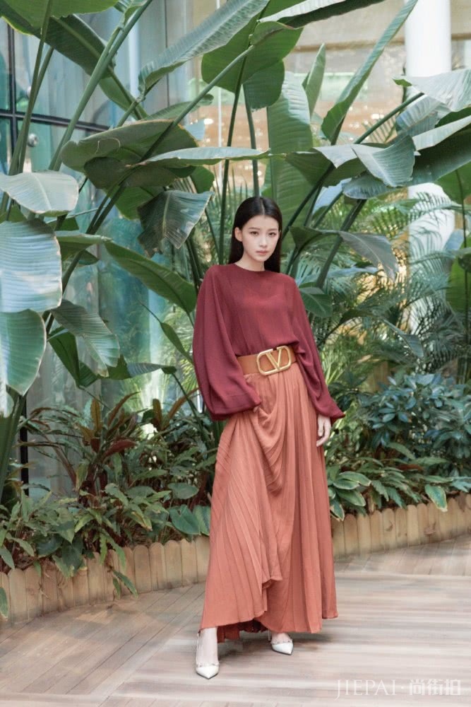 孙怡红色上衣搭配百褶裙秒变女王,腰带更是神助攻