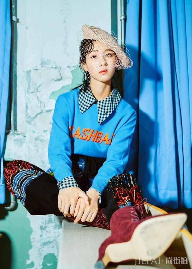 陈都灵一件浅蓝色的连衣裙搭黑色吊带衫,时尚又可爱