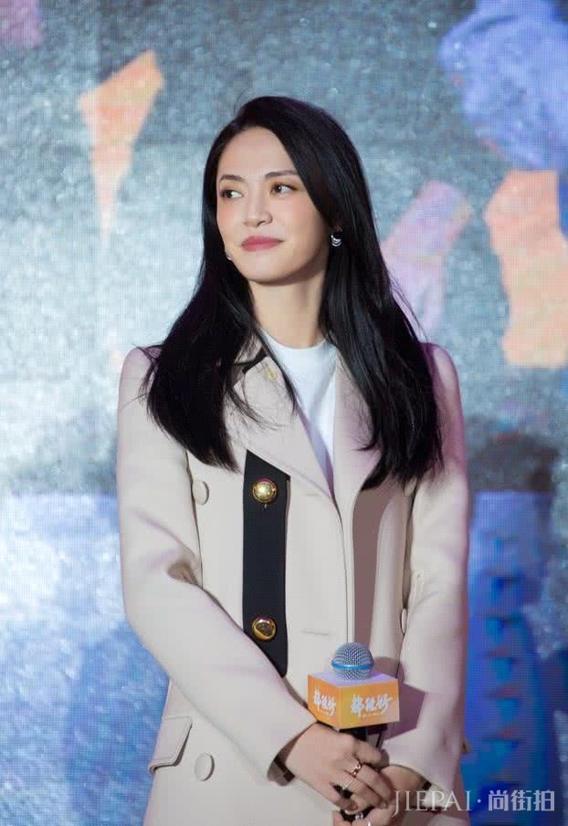 姚晨高贵又不失优雅，十足的御姐范