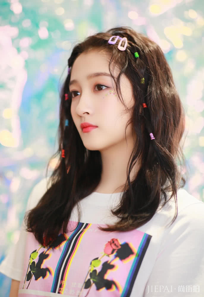 关晓彤尝试“泫雅风”，扎彩色皮筋青春靓丽好养眼