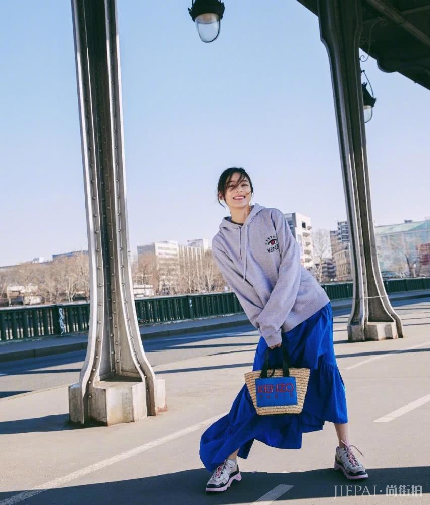 袁姗姗连衣裙当内搭,配卫衣活泼又时尚