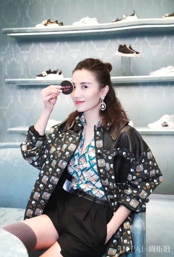 欣赏不来宋佳的袜子，还以为是皮靴呢！