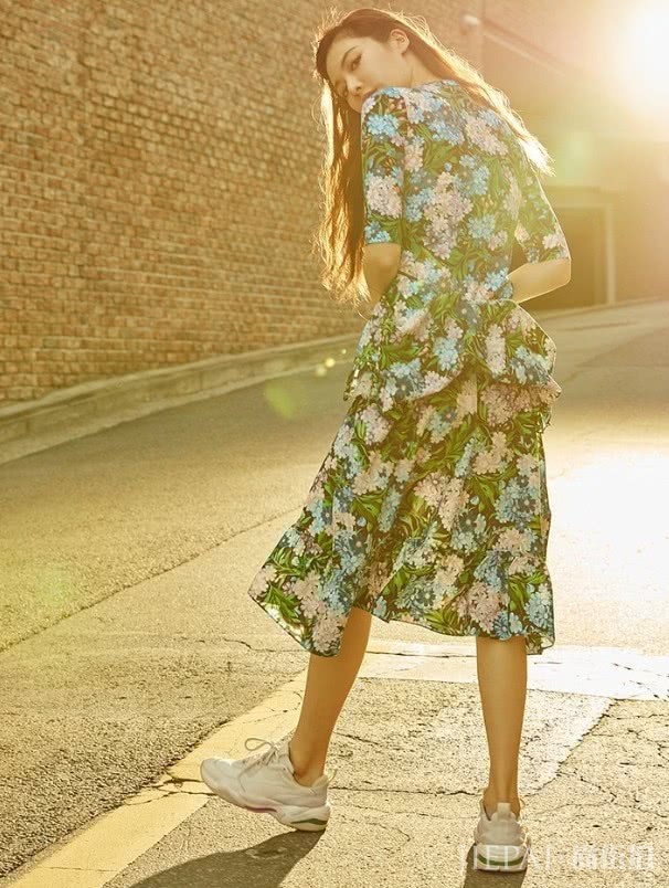 金泫雅将靴子穿出袜子既视感,太会穿了