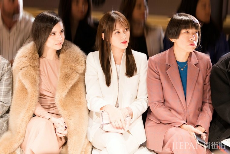 陈乔恩白色西装亮相巴黎时装周