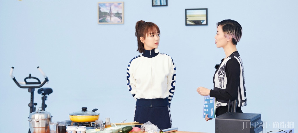 杨紫条纹上衣搭配黑色打底裤漂亮极了！