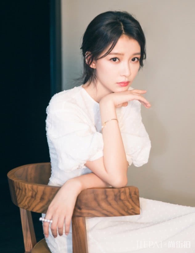 孙怡白色连衣裙配红鞋新造型，少女感不输任何人