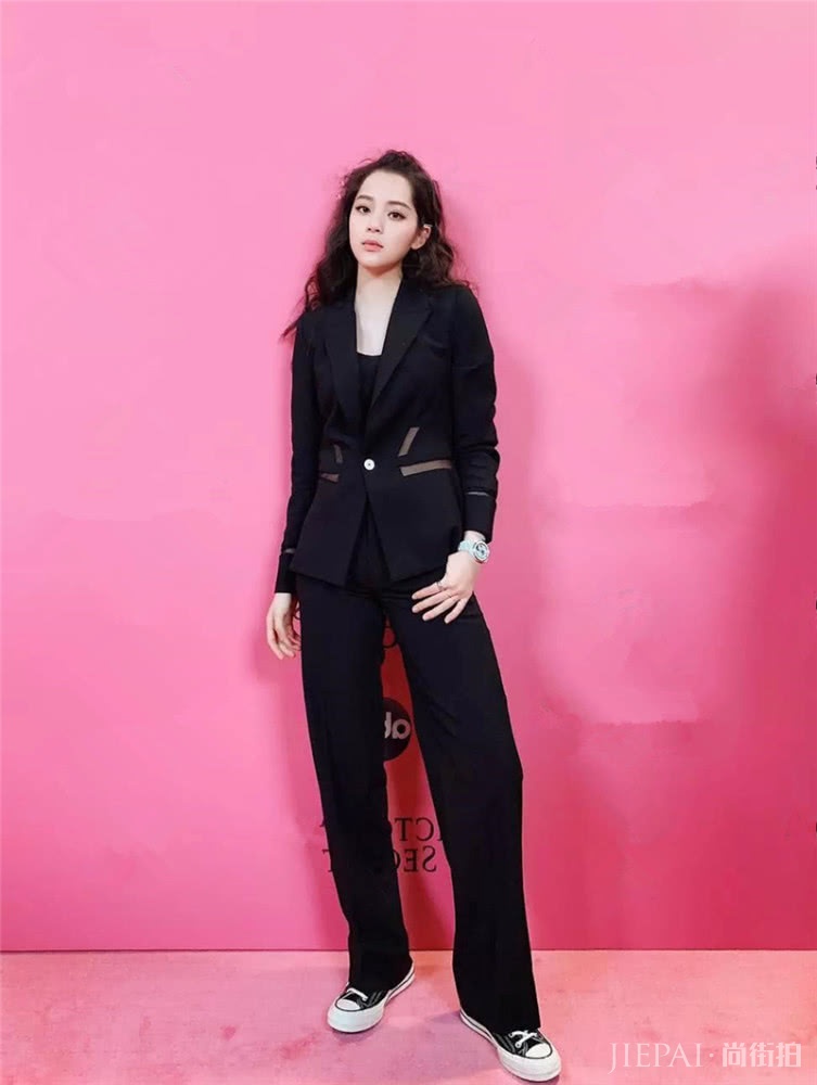 小白鞋已过时!换上减龄又青春的帆布鞋,让你轻松美回初恋