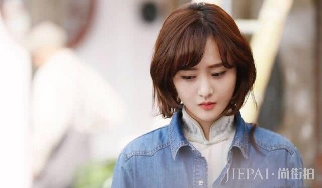 郑爽和母亲一同现身，人群中比心粉丝，美腿成全场亮点