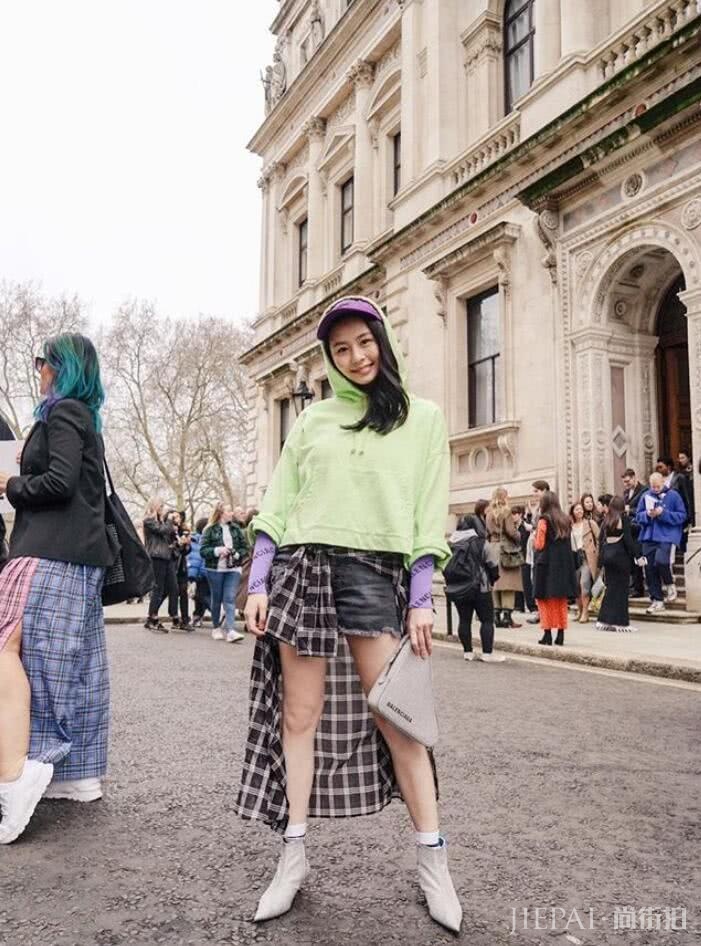 基因太强大！邱淑贞大女儿沈月越长越像她，笑起来太甜美