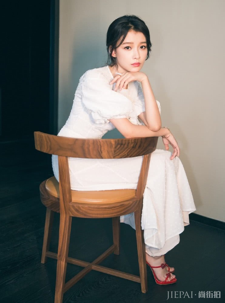 孙怡红色上衣搭配百褶裙秒变女王,腰带更是神助攻