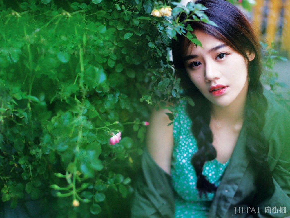 马思纯机场街拍，搭配齐刘海想不看都难