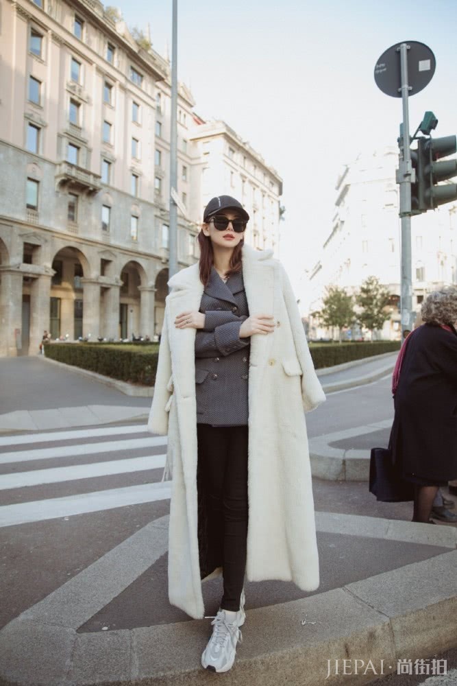 戚薇双排扣西装配小黑裤，再穿件白色大衣将酷进行到底