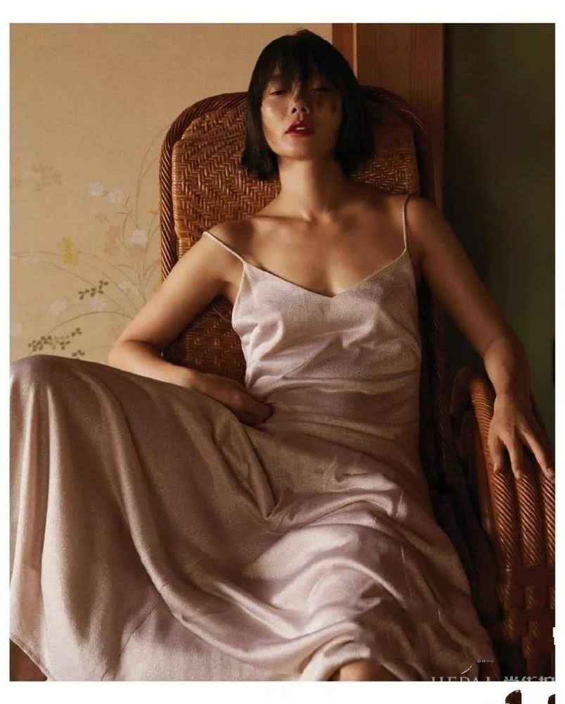 裴斗娜穿运动装打网球，越来越高级了