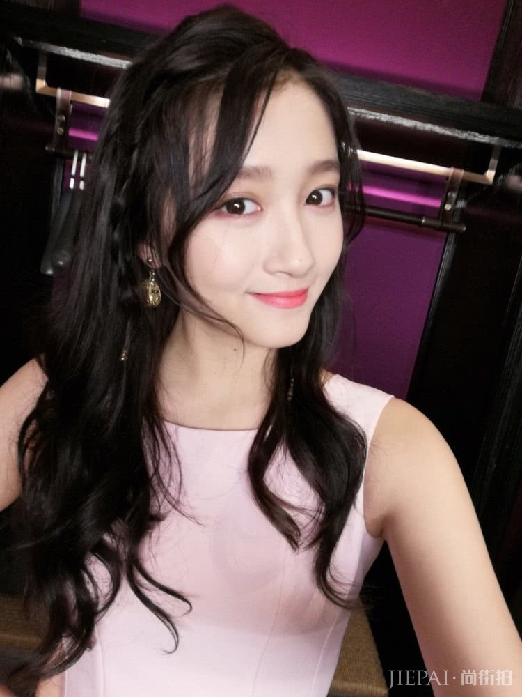 关晓彤晒自拍，娇嫩少女装配卷发粉裙美出高级感