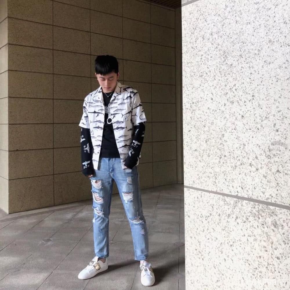 这个中国男模许庭嘉有颜值不张扬,默默登上英国最高端时尚杂志