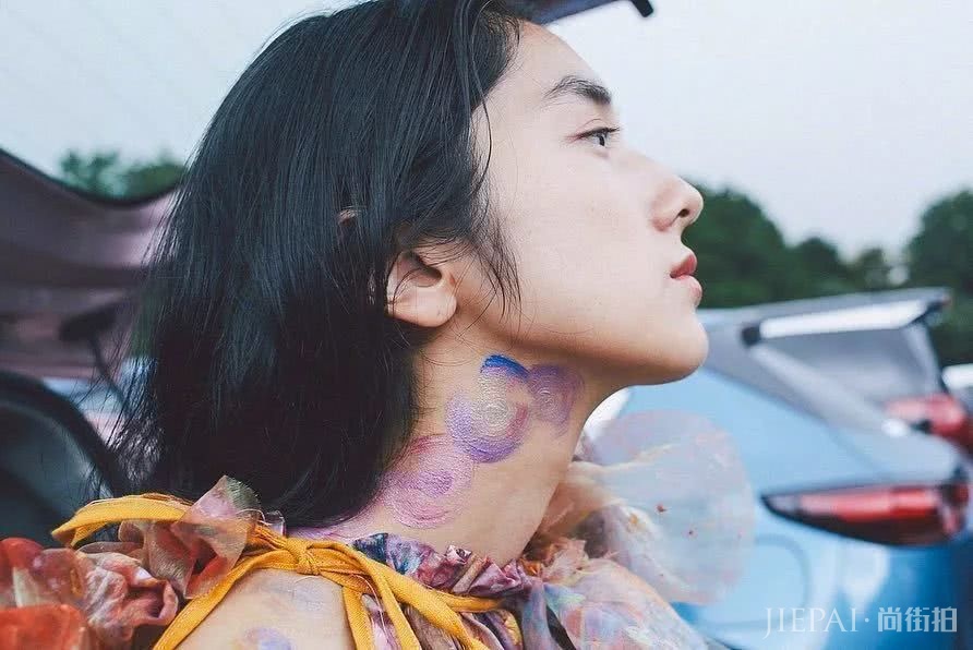 霓虹颓丧美少女 “雌雄同体”的英气长相让人过目不忘