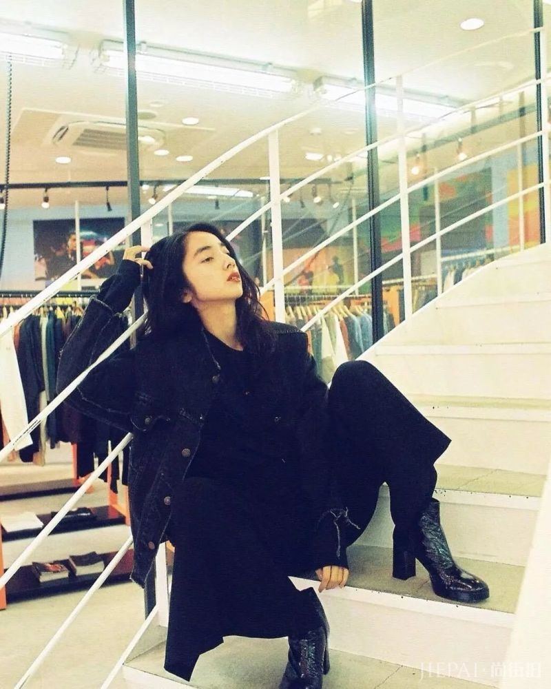 霓虹颓丧美少女 “雌雄同体”的英气长相让人过目不忘