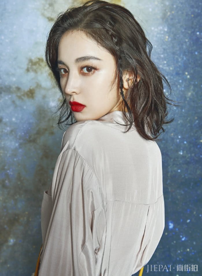 古力娜扎“梯形包”太魔幻，包包居然是实心的？装不下任何东西