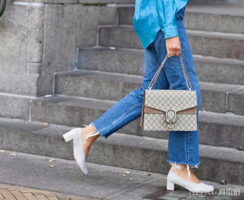 小白鞋刚火，奶奶鞋却一跃成为时尚圈新宠儿，好穿还有气质