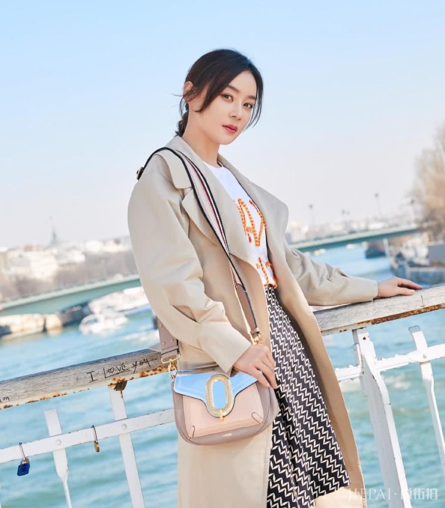 袁姗姗穿及膝裙搭配长款风衣,知性优雅气质十足