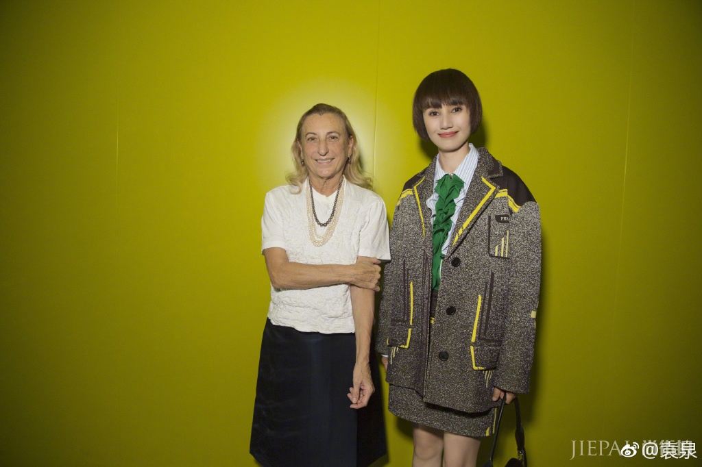 袁泉短发造型魅力十足漂亮大方