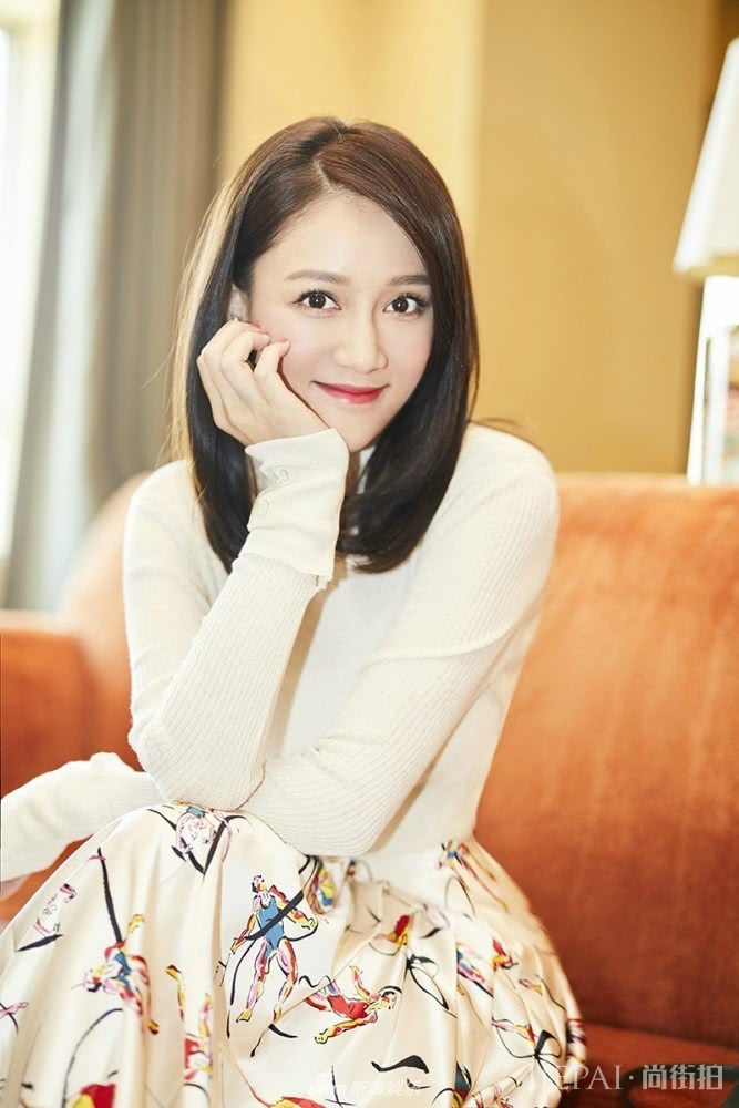 陈乔恩剪了刘海越来越清纯，穿露肩碎花裙气质出众