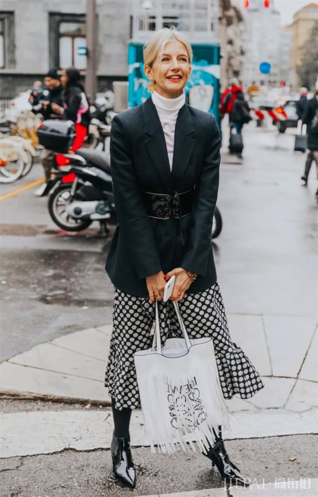 黑色西装+印花裙，比春天的暖阳还要灿烂