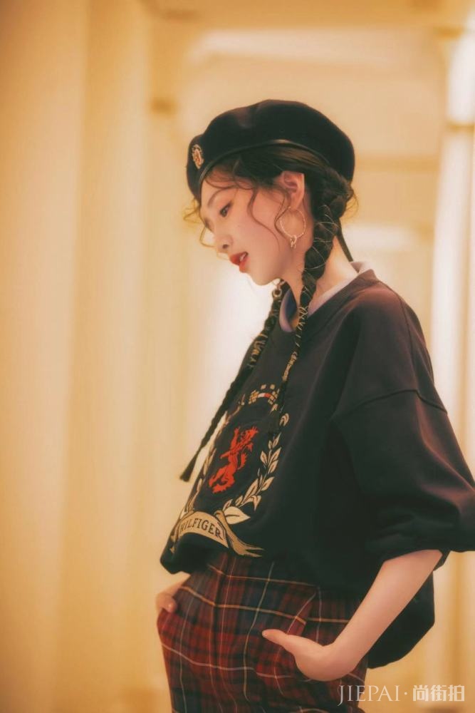 江疏影搭配卫衣露出整个后背，美丽无上限