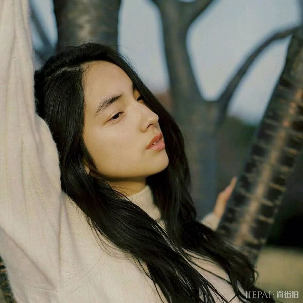 霓虹颓丧美少女 “雌雄同体”的英气长相让人过目不忘