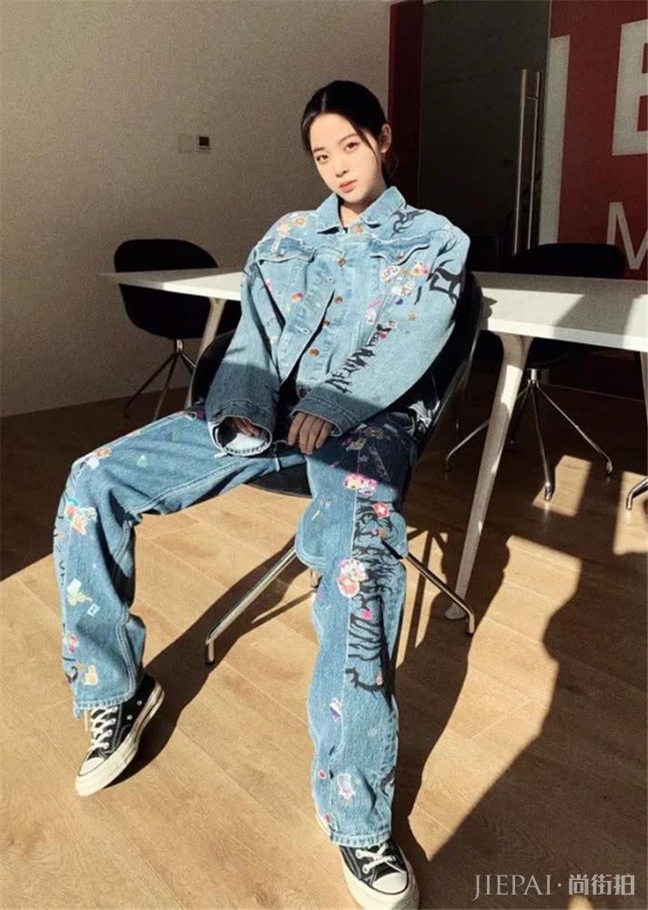 小白鞋已过时!换上减龄又青春的帆布鞋,让你轻松美回初恋