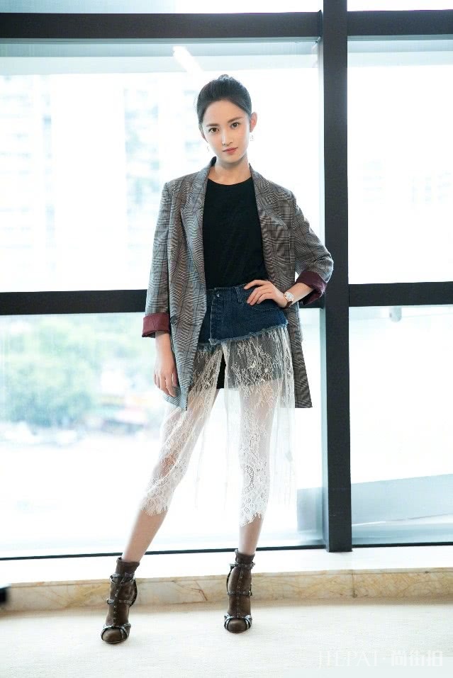 新版“赵敏”陈钰琪,戏外穿西装帅气十足!