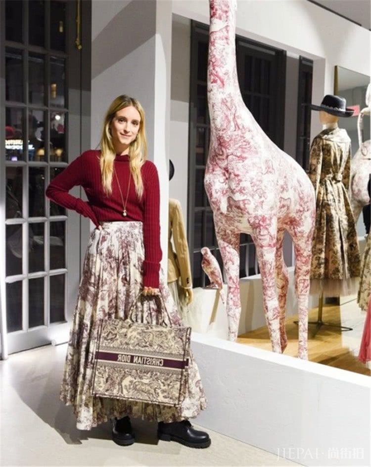 早春花意浓!青春减龄靠毛衣和半身裙,谁穿谁美