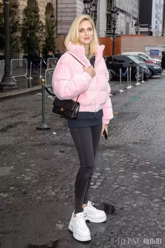 高级灰+粉色初春C位搭配,撩人轻奢风