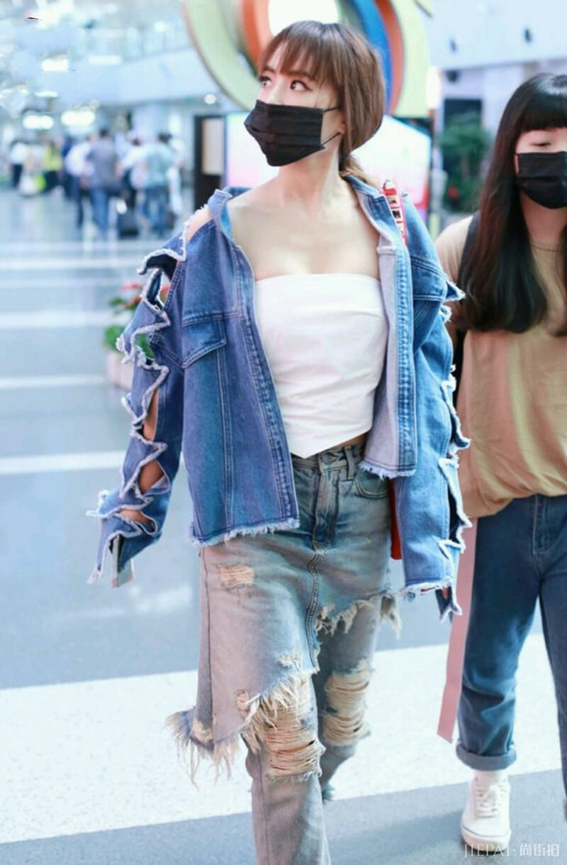 蔡依林穿印花T恤配牛仔喇叭裤，提升气场