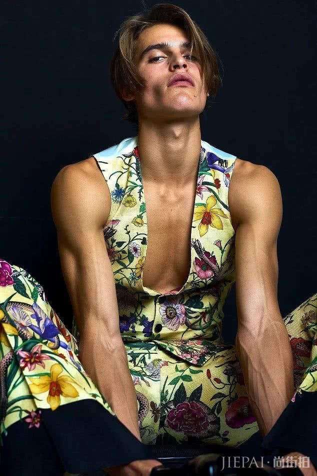 新超模二代来袭，靠关系登国际男士版Vogue封面