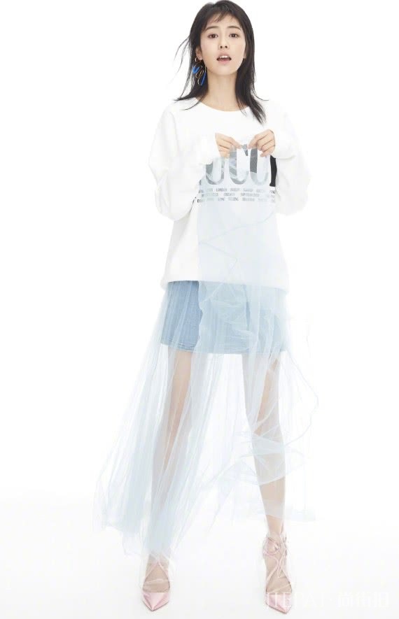 白鹿是多喜欢穿裙子，一条不够就裙子套裙子穿？但却很时髦