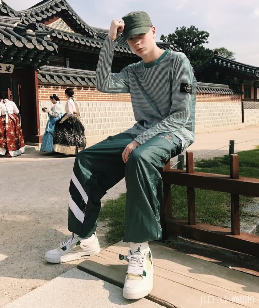 当年懒得穿的校服 摇身一变居然成了最潮时尚单品