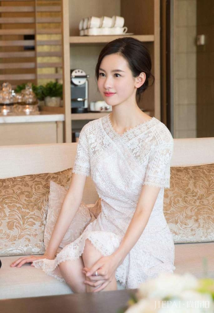 陈都灵外套配白色白纱裙，长发披肩魅力十足