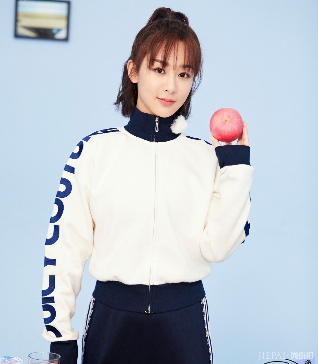 杨紫条纹上衣搭配黑色打底裤漂亮极了！