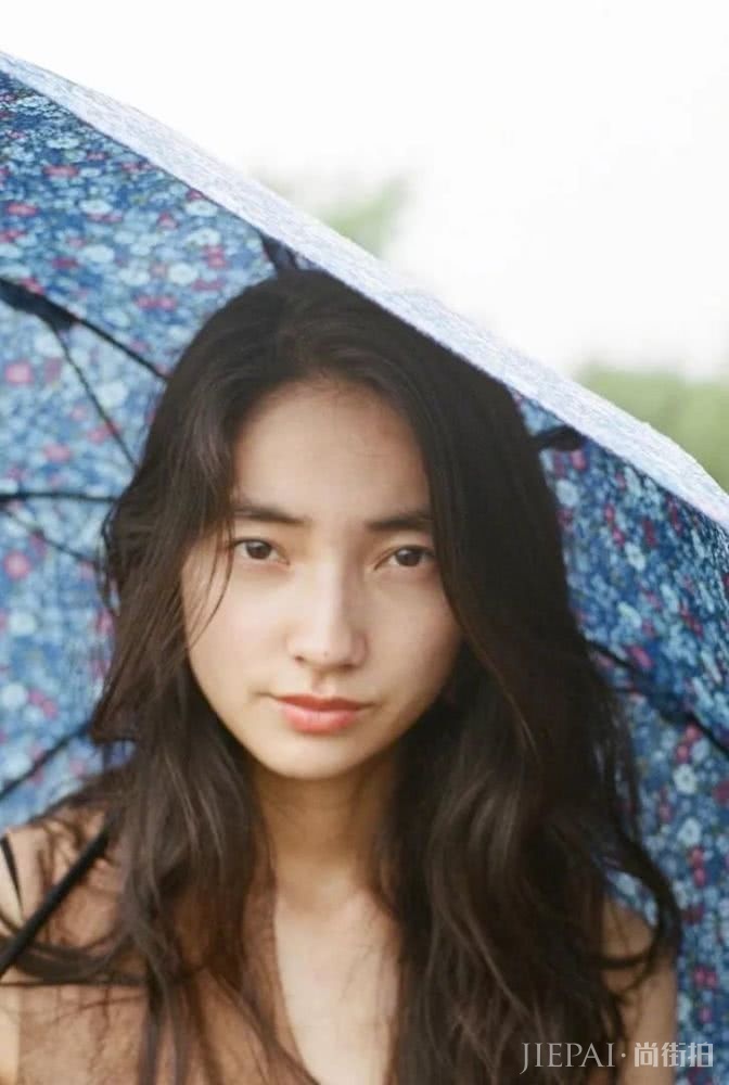 霓虹颓丧美少女 “雌雄同体”的英气长相让人过目不忘