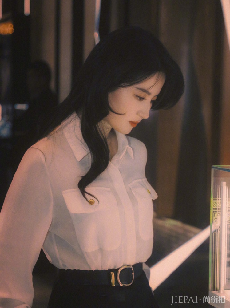 刘亦菲白衬衫也能搭出仙气，神仙姐姐果然名不虚传！
